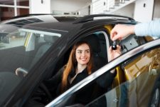 vendedor-de-concessionaria-de-carro-da-ao-cliente-uma-chave-de-carro_153608-1303.jpg